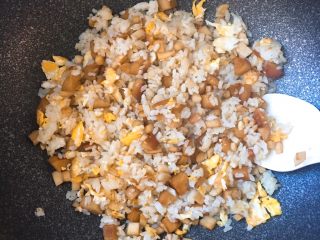 杏鲍菇火腿蛋炒饭,翻炒均匀 米饭较硬的话可以拿铲子压散 翻炒至松软、松散