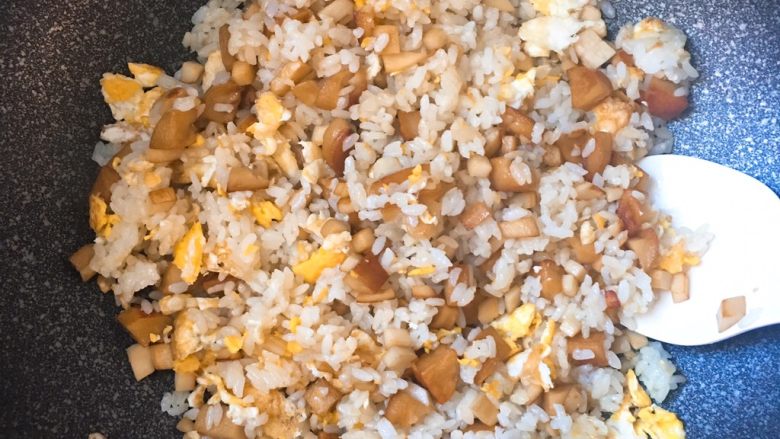 杏鲍菇火腿蛋炒饭,翻炒均匀 米饭较硬的话可以拿铲子压散 翻炒至松软、松散