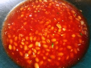 虾仁茄汁黄豆面,倒入适量清水煮沸