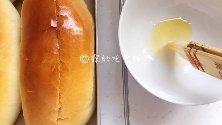 奶油夹馅面包,可以选择，在烤好的面包上刷上一点点融化的黄油