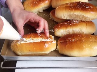 奶油夹馅面包,把晾凉的面包从中间剖开，先在剖开面包的底部挤一层淡奶油
