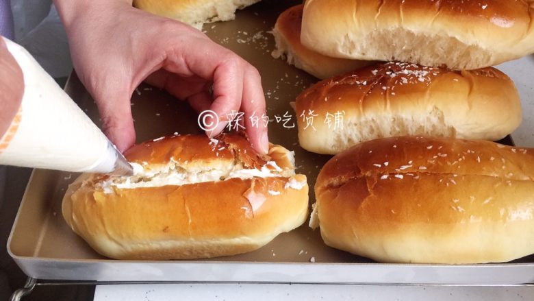 奶油夹馅面包,把晾凉的面包从中间剖开，先在剖开面包的底部挤一层淡奶油