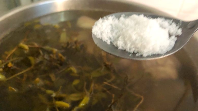 猪尾骨炖石橄榄,蒸好放入适量盐，继续再蒸10分钟。