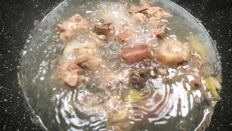 猪尾骨炖石橄榄,水开再煮2分钟，煮出血末关火。