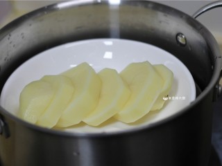 土豆饼,土豆切厚片，上锅蒸熟，蒸到筷子轻松将土豆片夹断这种程度就行