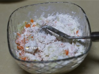 土豆饼,倒入玉米淀粉，少量食盐，白胡椒粉，喜葱味的，可以放点小葱末