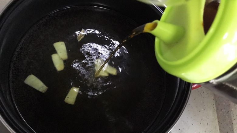 十味  香菇莲藕筒骨汤,水开后放入姜片，并且加入适量料酒