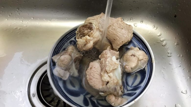 十味  香菇莲藕筒骨汤,捞出煮好的筒骨，用流动水冲洗干净表面的浮沫