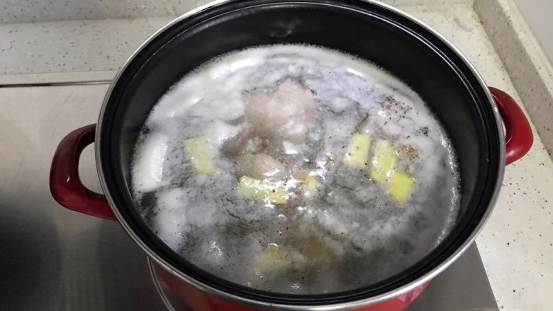 十味  香菇莲藕筒骨汤,放入筒骨大火煮2.3分钟