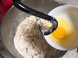 麦芽糖风味吐司,加入鸡蛋再搅拌。