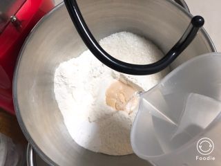 麦芽糖风味吐司,清水加温至37度，倒入厨师机桶内搅拌一下。