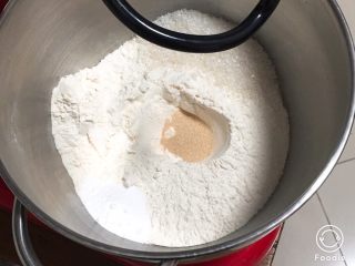 麦芽糖风味吐司,高筋粉放入厨师机桶内，盐和细砂糖对角放，发酵粉放中间。