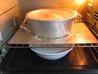 麦芽糖风味吐司,烤箱发酵档，底部放一碗热水，发酵60分钟，天气凉了30分钟需要更换一次热水。