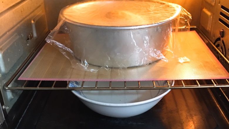 麦芽糖风味吐司,烤箱发酵档，底部放一碗热水，发酵60分钟，天气凉了30分钟需要更换一次热水。