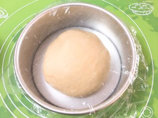 麦芽糖风味吐司,整理滚圆，放入模具盖上保鲜膜。