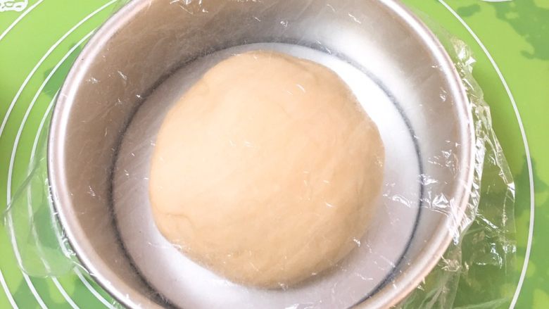 麦芽糖风味吐司,整理滚圆，放入模具盖上保鲜膜。