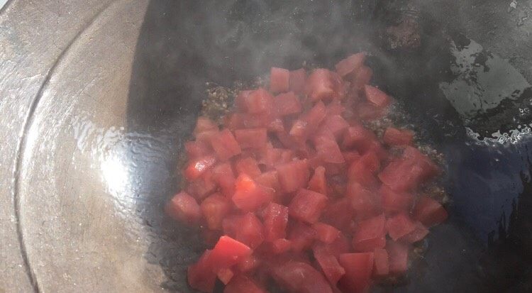 西红柿疙瘩汤,西红柿下锅炒至浓稠。