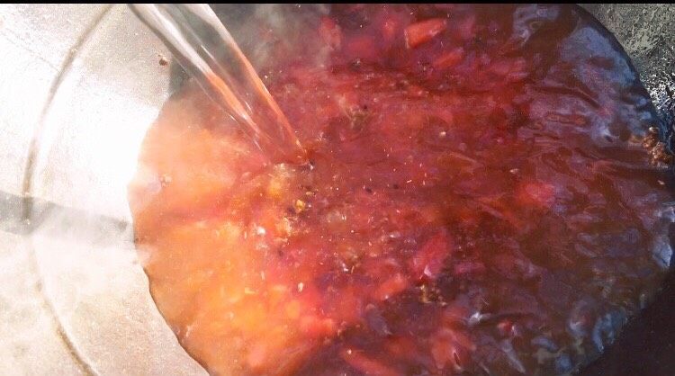 西红柿疙瘩汤,加入适量水烧开。