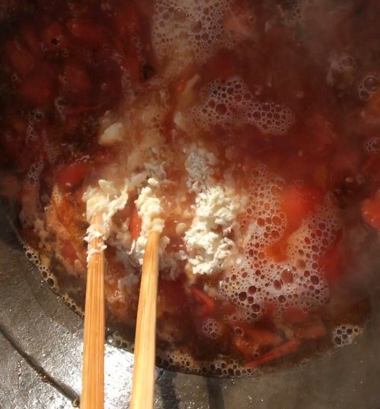 西红柿疙瘩汤,面疙瘩倒入锅中煮开。