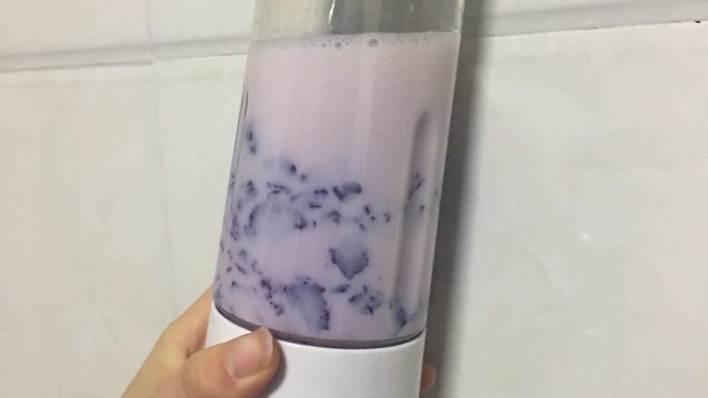 紫薯牛奶小方,3️⃣ 紫薯压碎，放入榨汁机。加入一盒<a style='color:red;display:inline-block;' href='/shicai/ 219'>牛奶</a>打匀。如果没有榨汁机的可以直接用勺子🥄压，入锅的时候过滤就行，这样口感会细腻很多。