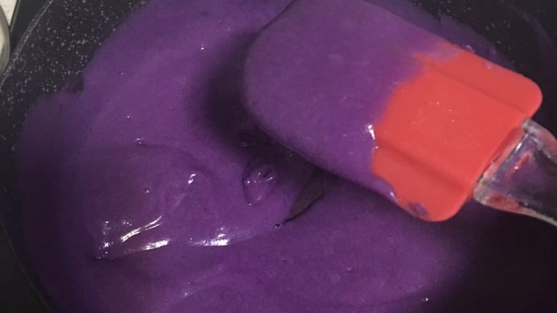 紫薯牛奶小方,7️⃣ 煮至可以提起，不易落下即可（大约10分钟）