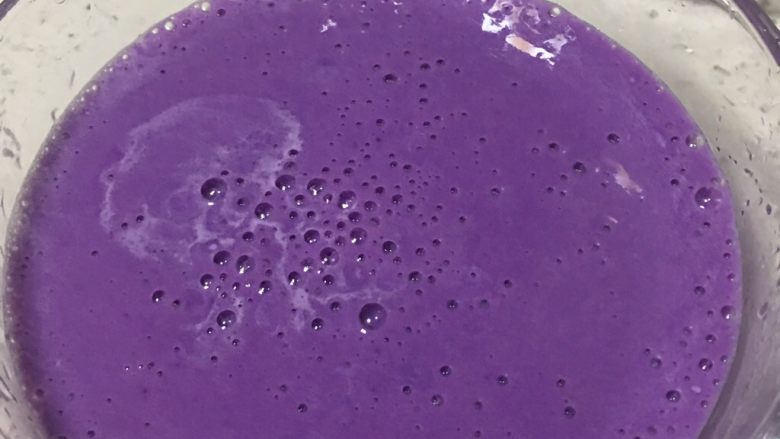 紫薯牛奶小方,4️⃣ 倒入少量细砂糖，搅拌均匀。