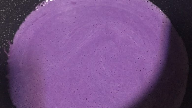 紫薯牛奶小方,6️⃣ 入锅，小火慢慢搅拌。