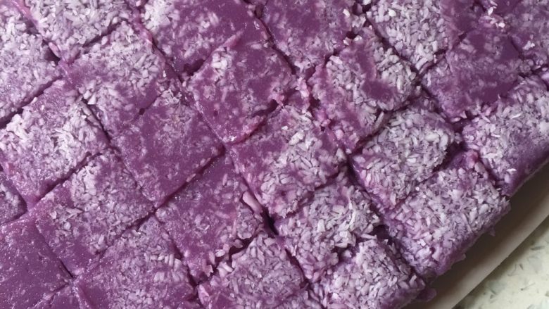 紫薯牛奶小方,🔟 用小刀切成方正的小块。表面均匀沾满椰蓉。