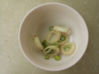 素炒西葫芦,然后切点葱花。