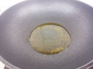 素炒西葫芦,然后锅里热油。