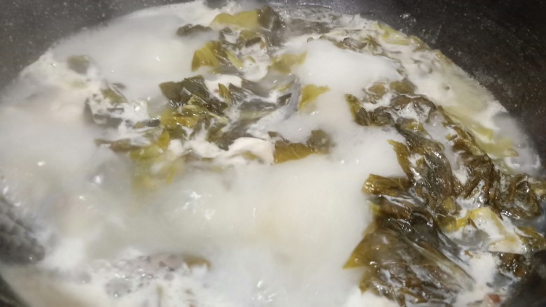 十味  记忆里的味道《酸菜鱼片面》,加酸菜翻炒出香味、加适量的开水大火慢慢炖。