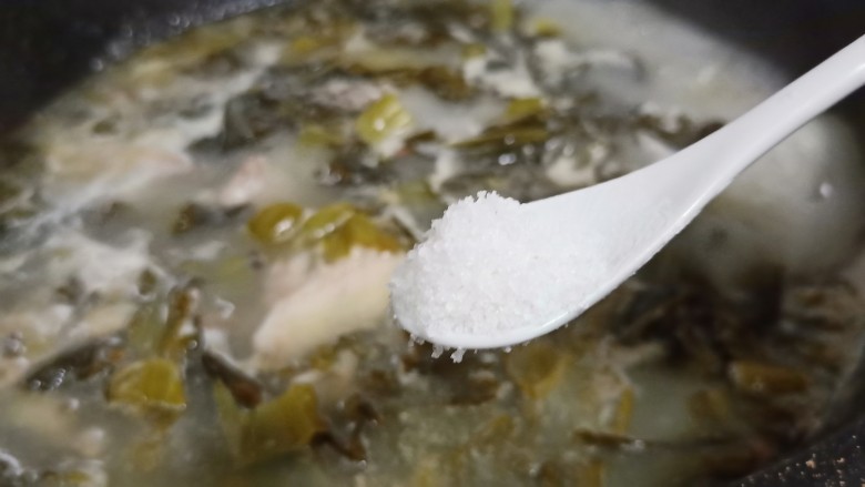 十味  记忆里的味道《酸菜鱼片面》,待汤汁成奶白色、加一勺盐、味精调味、捞出鱼骨。