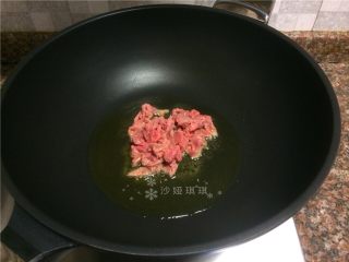 十味 芦笋炒牛肉,放入牛肉快速翻炒变色断生。