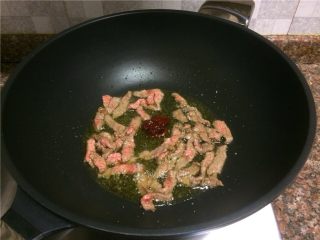 十味 芦笋炒牛肉,放入豆瓣酱翻炒出香味。