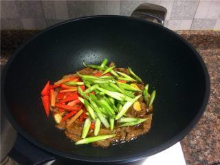 十味 芦笋炒牛肉,放入芦笋和胡萝卜翻炒片刻。