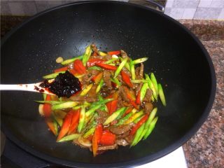 十味 芦笋炒牛肉,放入1勺老干妈油辣椒翻炒均匀即可出锅。