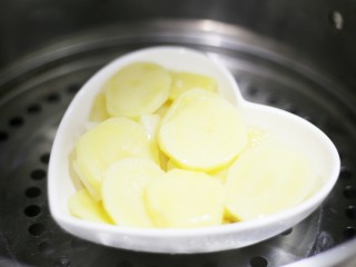 土豆蔬菜饼,土豆洗净去皮皮切小块，放入锅中蒸１５分钟左右至软烂。