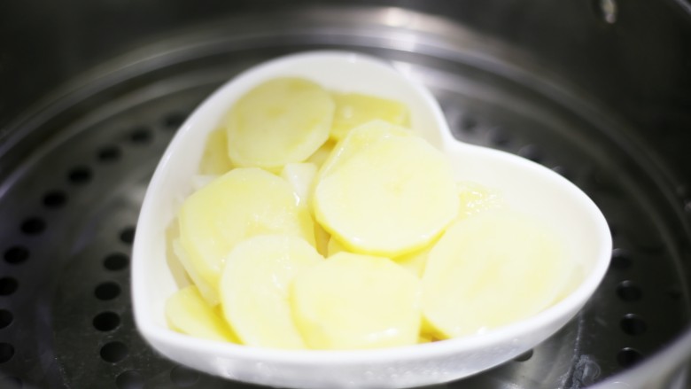 土豆蔬菜饼,土豆洗净去皮皮切小块，放入锅中蒸１５分钟左右至软烂。