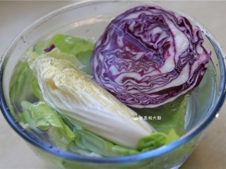 捞汁手撕拌菜,蔬菜们用清水冲洗干净。