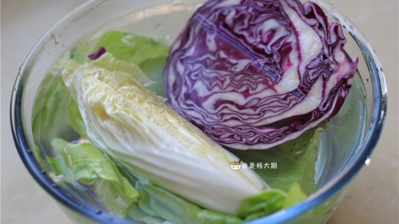 捞汁手撕拌菜,蔬菜们用清水冲洗干净。