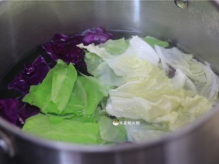 捞汁手撕拌菜,锅内注水烧开，加入少量食用油，放入撕好的蔬菜，煮一分钟，至蔬菜熟软。