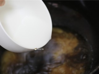 捞汁手撕拌菜,打入水淀粉勾芡，搅拌均匀。