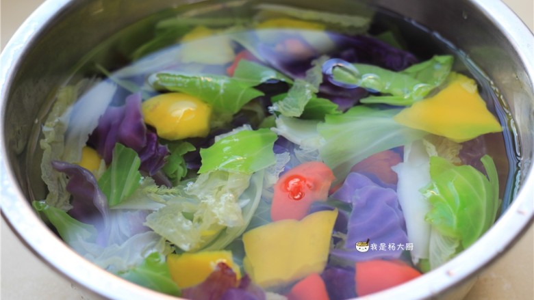 捞汁手撕拌菜,捞出煮好的蔬菜，放入冷水中，过几遍凉水，备用。