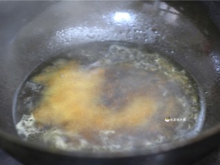 捞汁手撕拌菜,锅内放少量食用油，加入清水、辣椒油、蚝油搅拌均匀，再加入生抽、陈醋、盐，煮至沸腾。