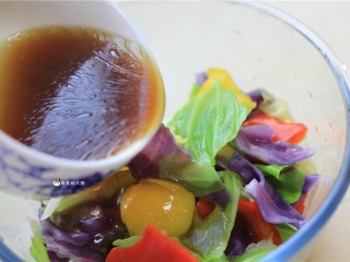 捞汁手撕拌菜,将做好的捞汁浇在蔬菜上，搅拌均匀。