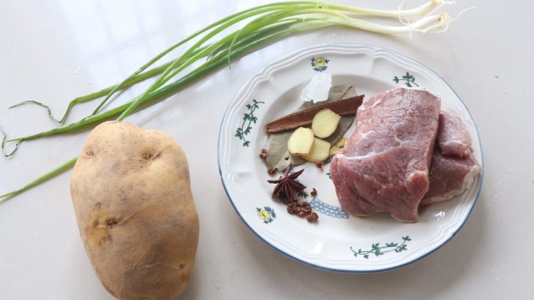 土豆炖西红柿牛肉,准备食材；