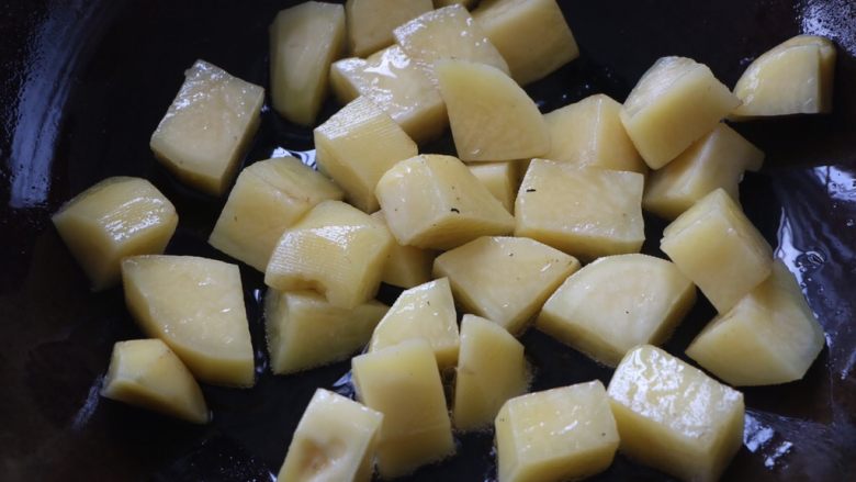 土豆炖西红柿牛肉,锅内放入适量植物油，放入土豆块翻炒几分钟；