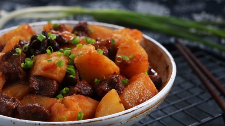 土豆炖西红柿牛肉,超级好吃的牛肉炖土豆就好了！
