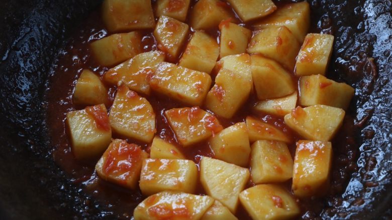 土豆炖西红柿牛肉,放入西红柿翻炒出汁，加入2勺生抽、一点点老抽调色，半勺盐翻炒均匀；