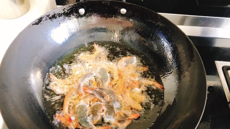 香甜辣味虾-年夜饭、宴请菜,大火烧至8层热后，倒入虾油炸。（虾入锅前要尽量把水沥干，以防溅油）